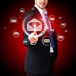 Geschäftsmann drückt auf Mail-Button